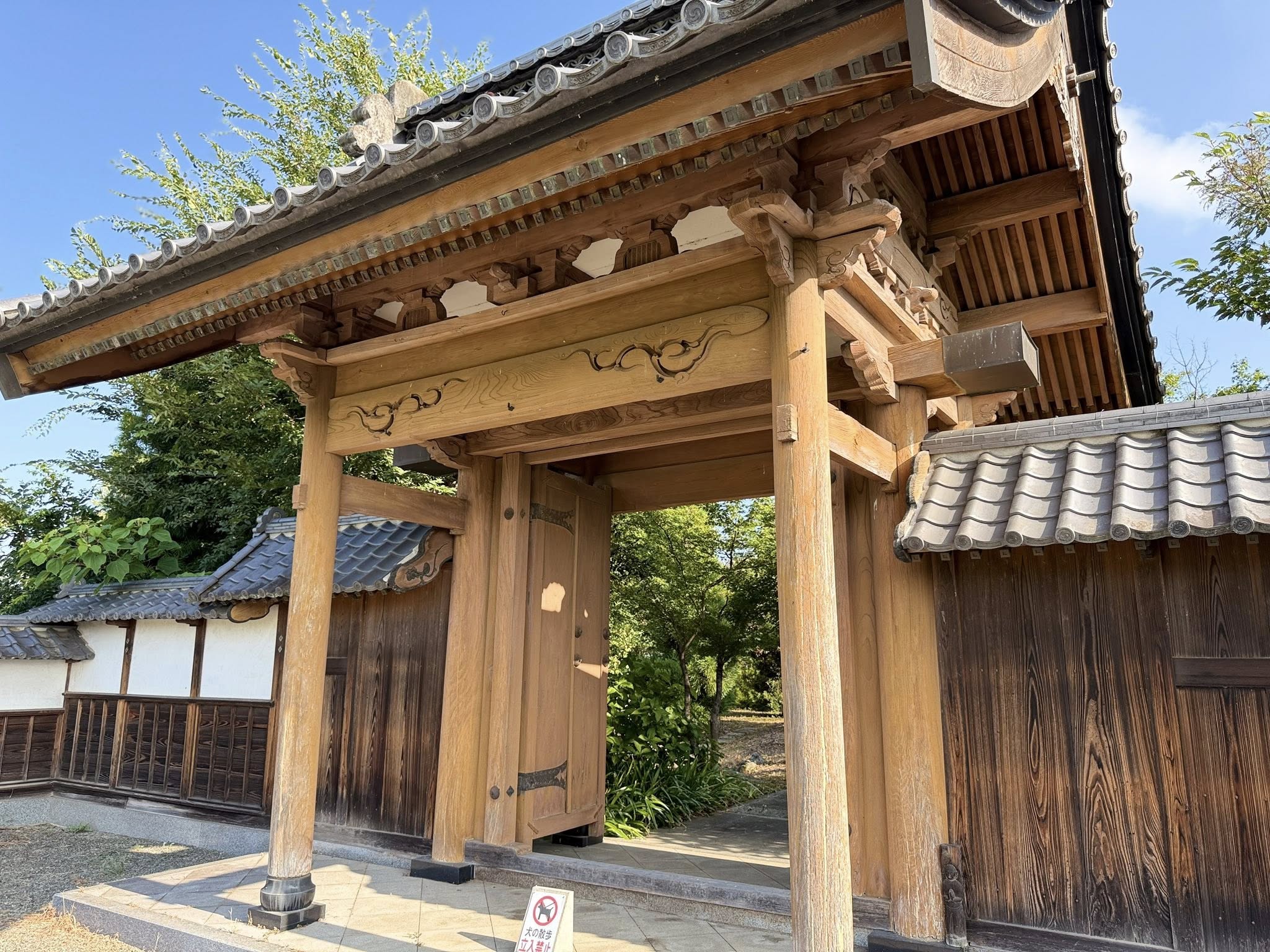 洗練された山門と緑