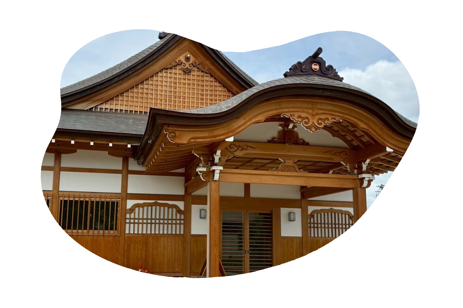 歴史と風格を感じさせるお寺の本堂