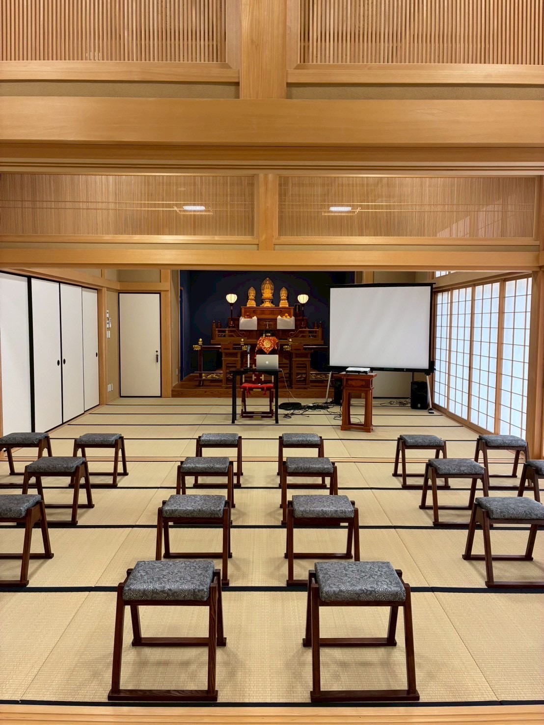 瑞岩寺の葬儀会場となる書院（椅子席でゆったりとお座りいただけます）