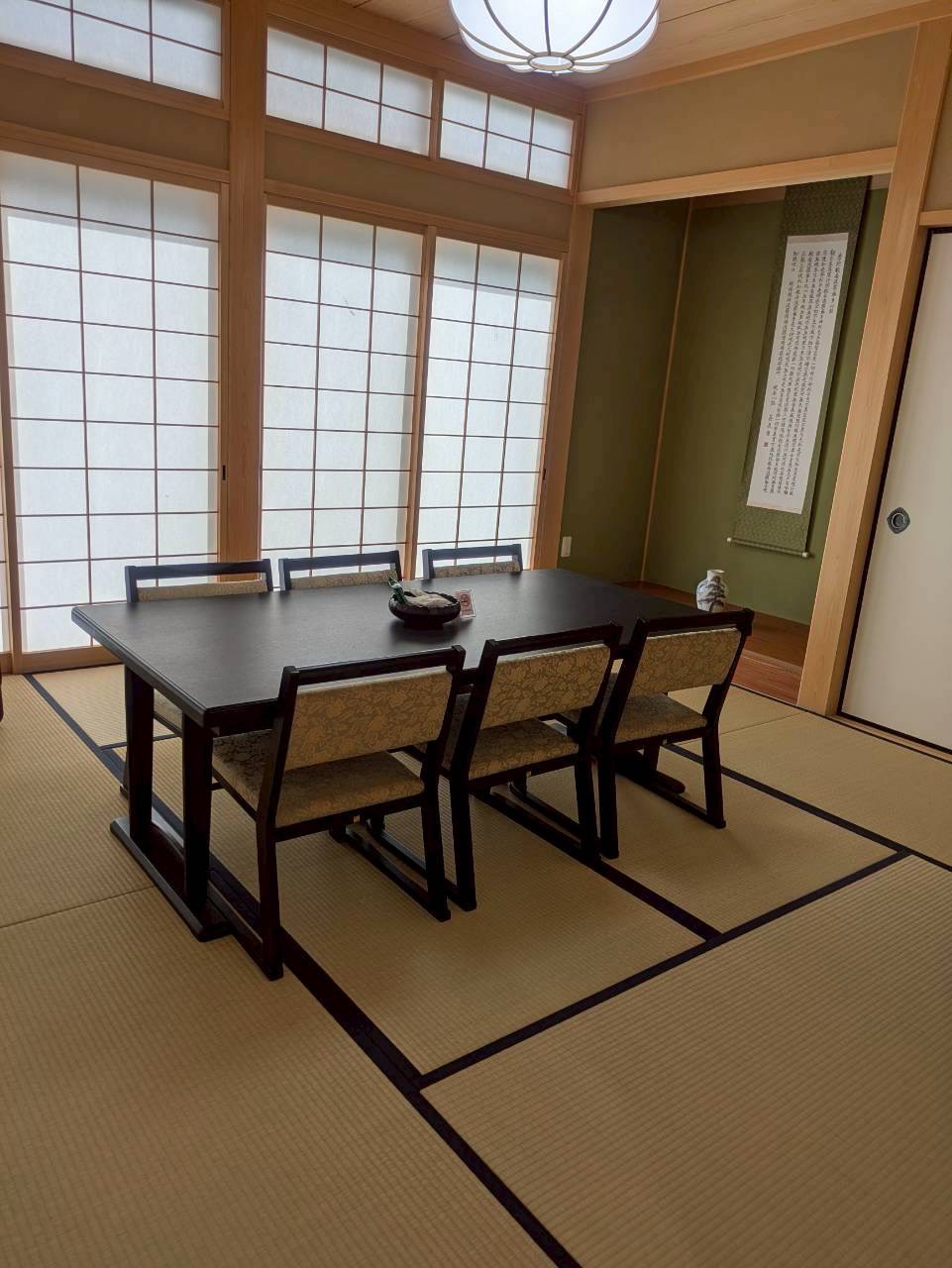 ご遺族・ご親族の控え室（和室にテーブル席をご用意しております）